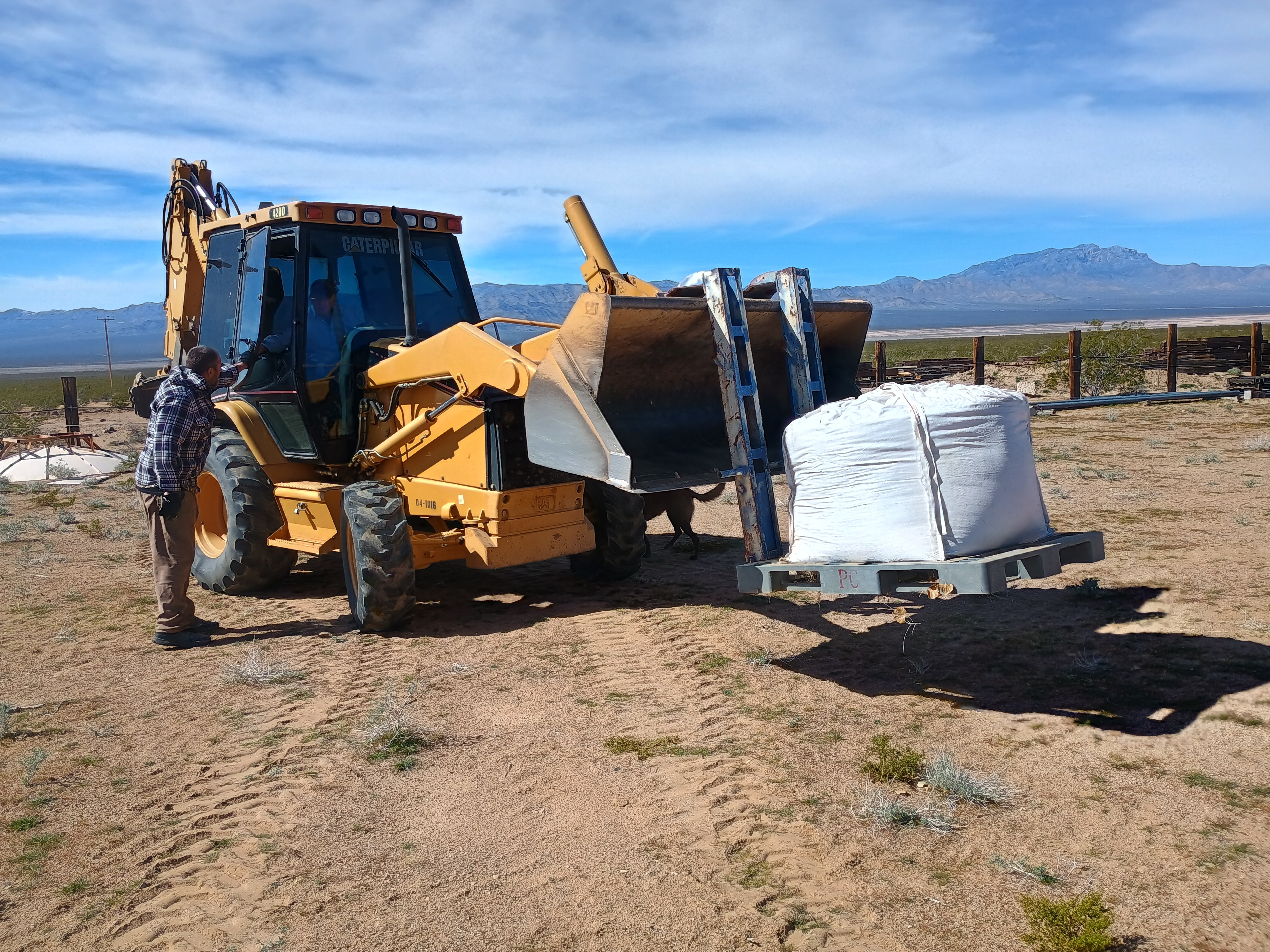 Loading bulk mineral tote